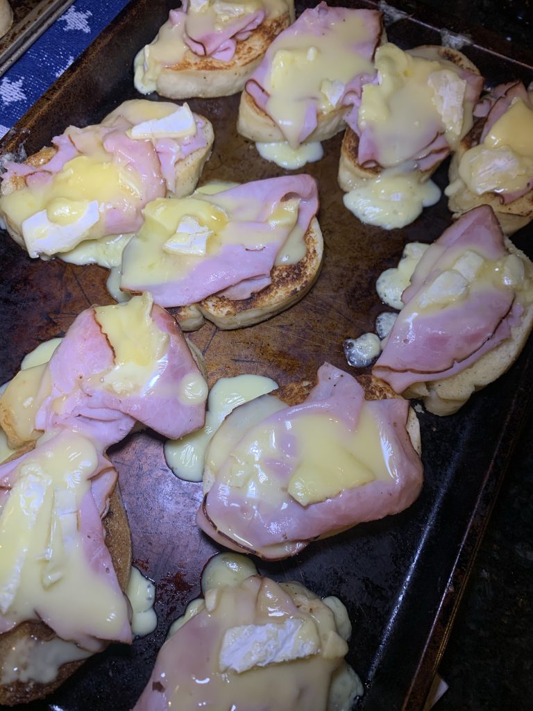Bread dumplings with ham and cheese