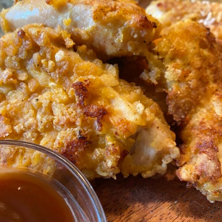 Crispy chicken breasts served with a bbq dipping sauce