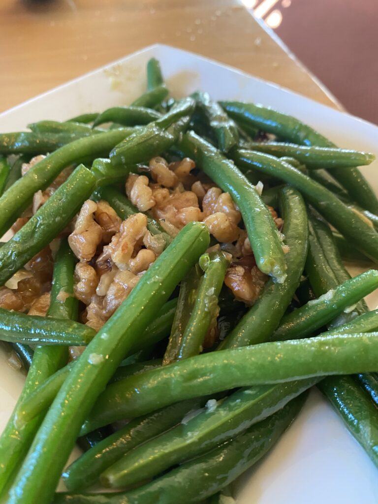 Green beans with butter sauce and walnuts