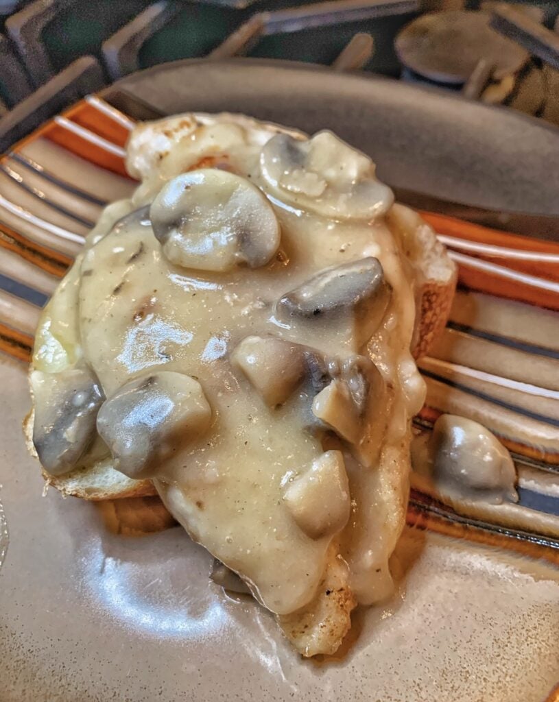 Chicken with cheese and mushroom sauce