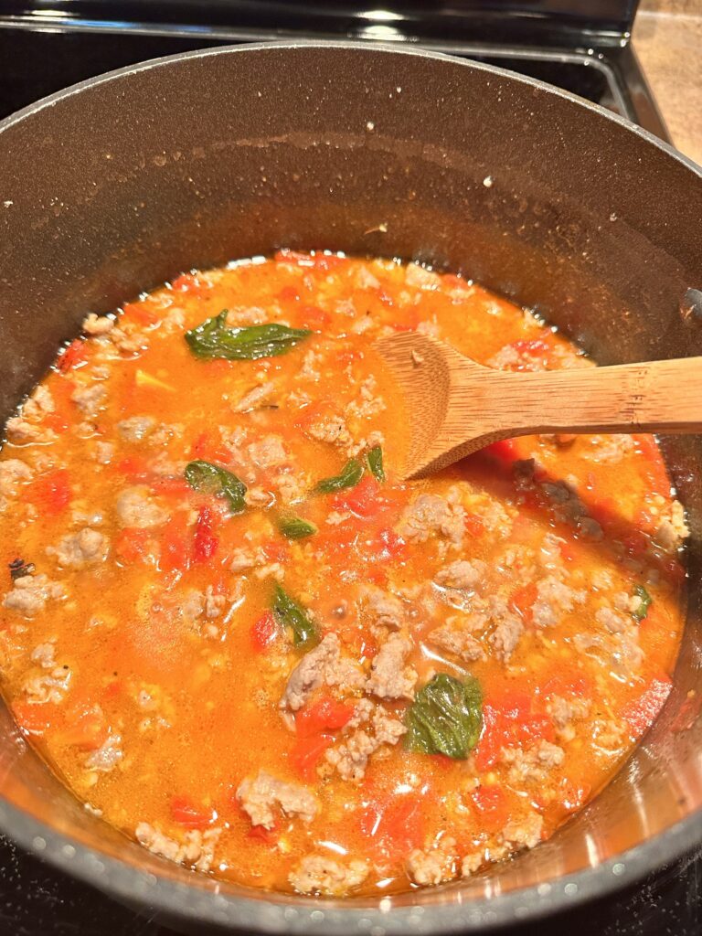 The crumbled sausage in pepper and basil sauce