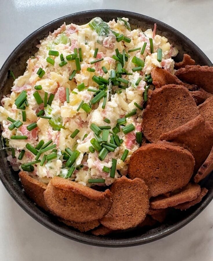 Cheese and corned beef spread with rye chips