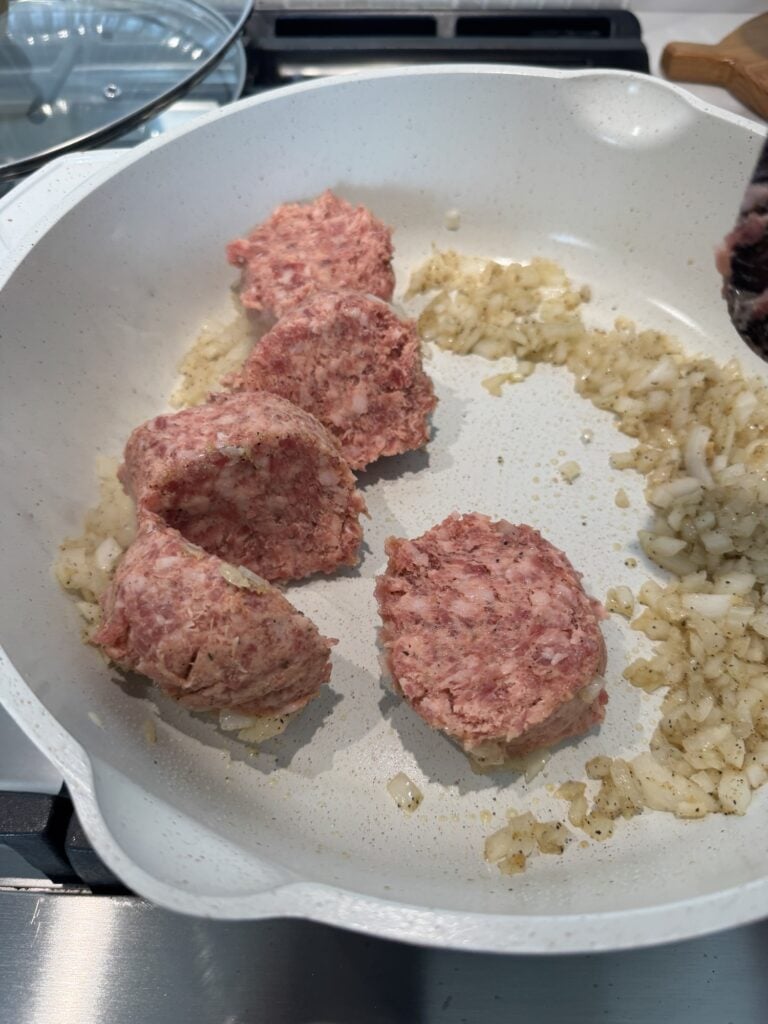 Sausage and onions in the pan