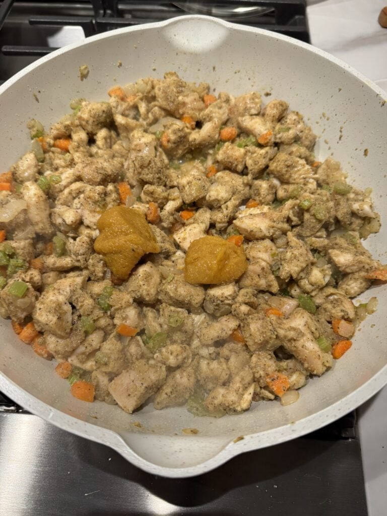 Chicken and bouillon in the pan