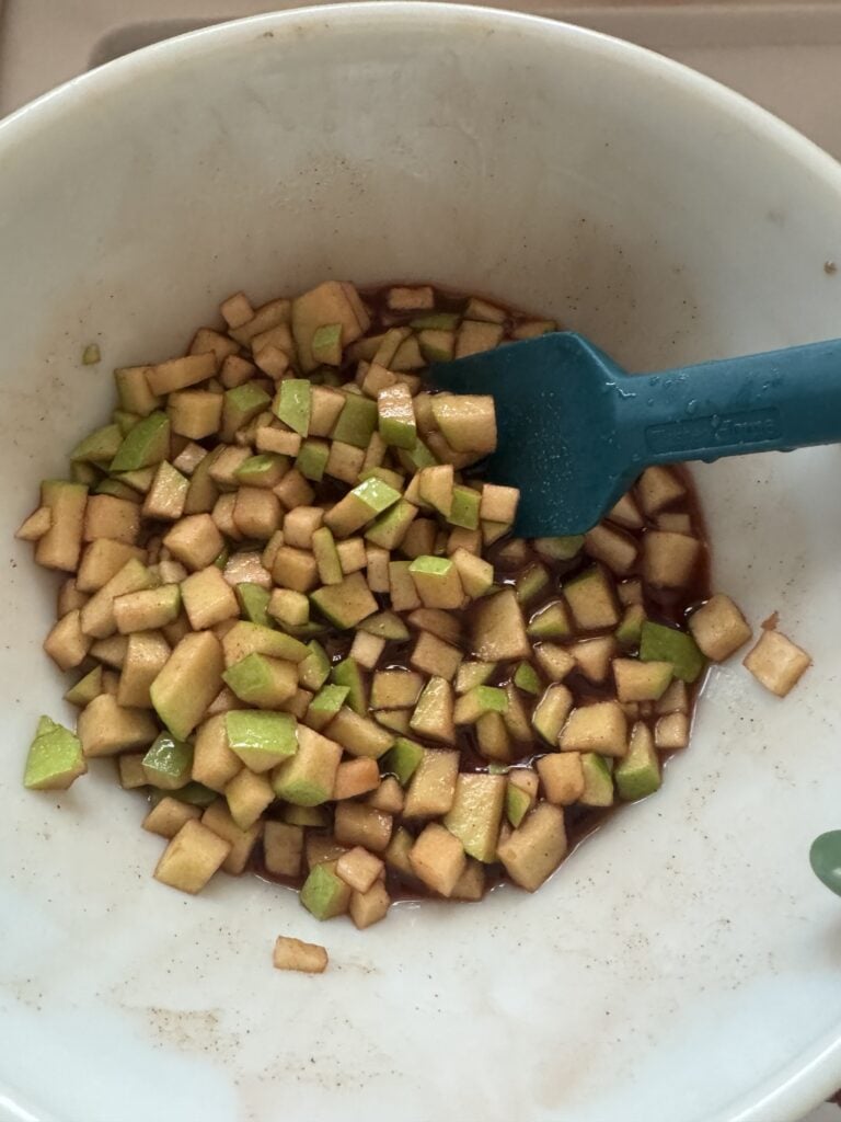 Macerating apple pieces