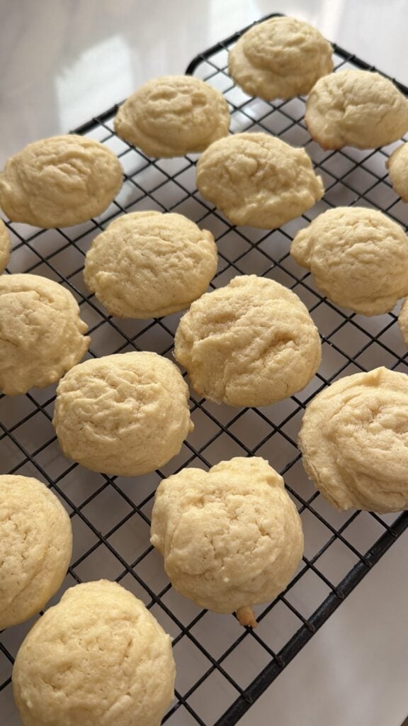 A close up of the finished cookies on  a baking rack