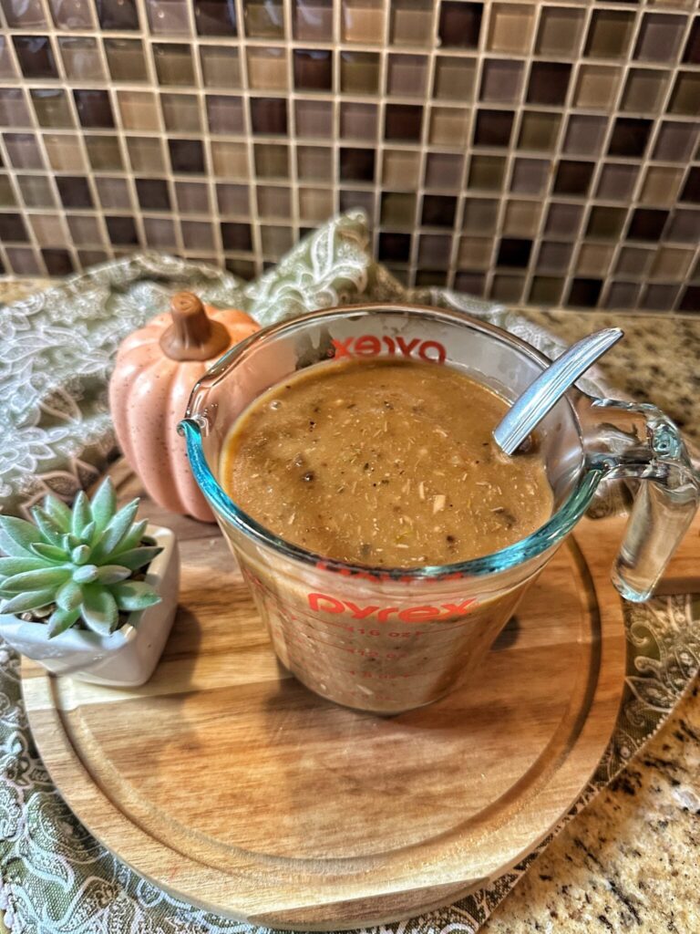 homemade turkey gravy for Thanksgiving dinner